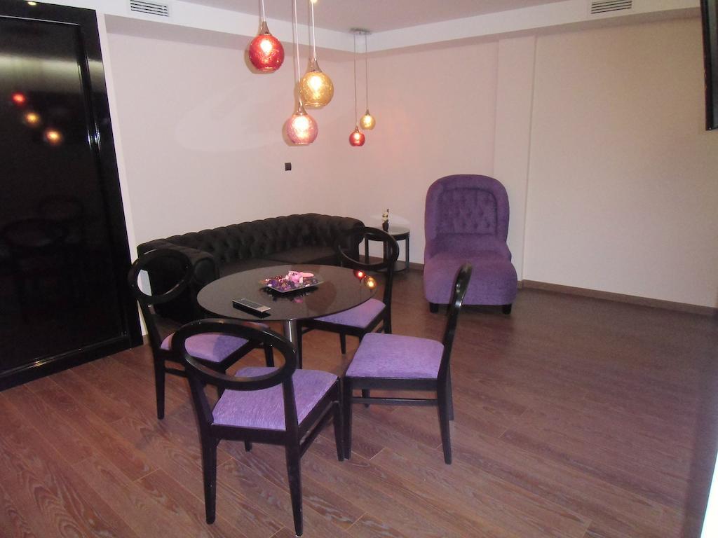 Area De Servicio Villamartin Villamartin de la Abadia Room photo